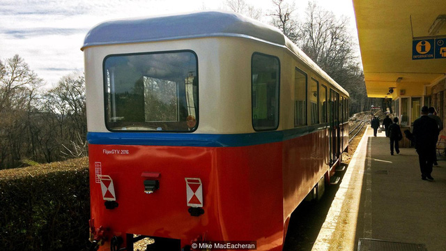 Kỳ lạ tuyến xe điện được điều hành hoàn toàn bởi trẻ em ở Budapest - Ảnh 2. Kỳ lạ tuyến xe điện được điều hành hoàn toàn bởi trẻ em ở Budapest - Ảnh 2.
