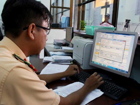 Khó chặn người vi phạm làm bằng lái mới - Ảnh 1. Khó chặn người vi phạm làm bằng lái mới - Ảnh 1.