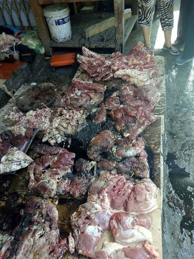Hình ảnh số thịt lợn bị hắt luyn bẩn khiến dư luận bức xúc.