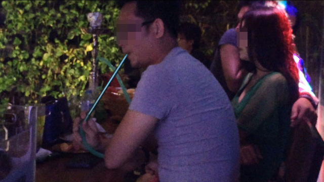 Dân chơi hút thuốc shisha, uống bia, rượu trong beer club