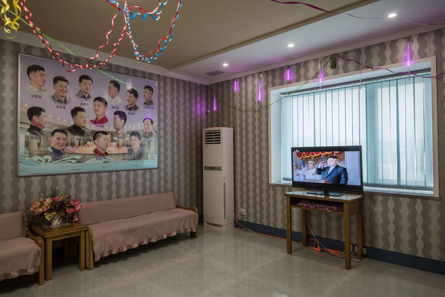 Một salon cắt tóc ở Triều Tiên với các đồ điện tử được sản xuất bởi các công ty của Trung Quốc