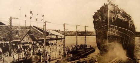 Đóng tàu tại xưởng Ba Son, Sài Gòn. Ảnh: TƯ LIỆU
