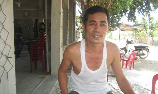 Ông Sơn kể chuyện với phóng viên