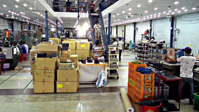 Xưởng giày của Lê Huy Tiến hiện có trên 150 nhân công, cho năng suất gần 200 đôi giày thủ công mỗi ngày