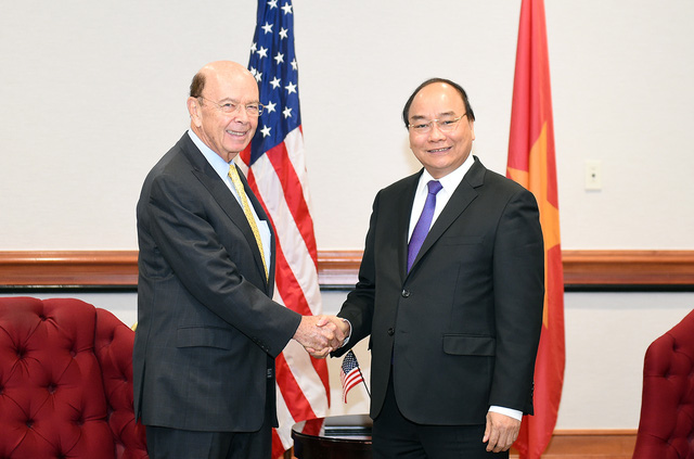 Thủ tướng Nguyễn Xuân Phúc và Bộ trưởng Thương mại Hoa Kỳ Wilbur Ross. Ảnh: VGP/Quang Hiếu