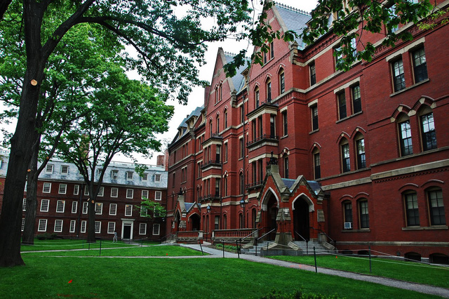 Harvard đuổi học sinh viên vì tội... chat dung tục trên Facebook - Ảnh 1. Harvard đuổi học sinh viên vì tội... chat dung tục trên Facebook - Ảnh 1.