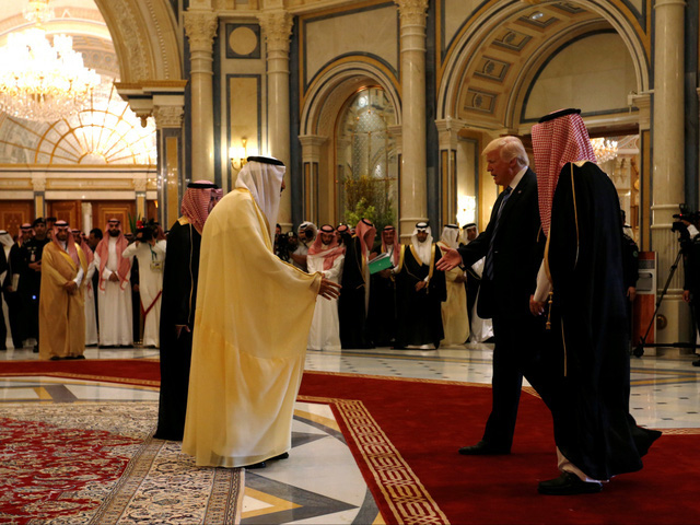 Người Qatar vội vã tích trữ thực phẩm, ồ ạt rút tiền khỏi ngân hàng - Ảnh 1. Người Qatar vội vã tích trữ thực phẩm, ồ ạt rút tiền khỏi ngân hàng - Ảnh 1.