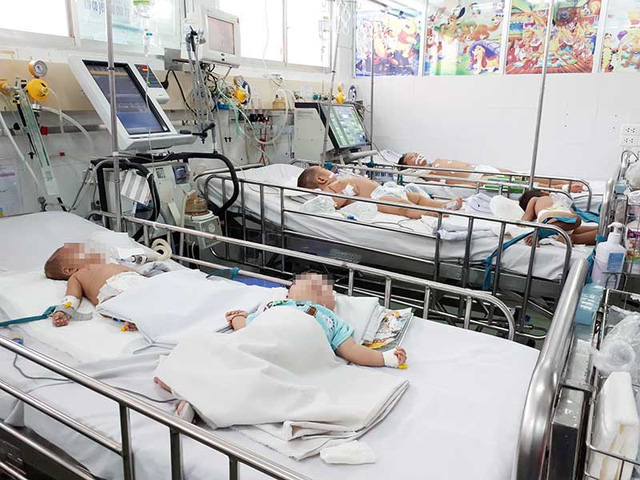 Tình trạng quá tải bệnh nhi viêm não Nhật Bản tại BV Nhi đồng 1. Ảnh: HÀ PHƯỢNG