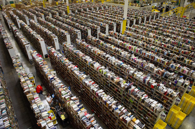 Bên trong một kho hàng của Amazon
