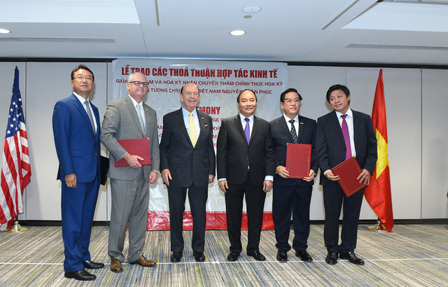 Thủ tướng Nguyễn Xuân Phúc và Bộ trưởng Thương mại Hoa Kỳ Wilbur Ross chứng kiến doanh nghiệp 2 nước trao các thỏa thuận hợp tác. Ảnh: VGP/Quang Hiếu