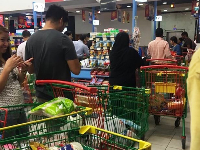 Người Qatar vội vã tích trữ thực phẩm, ồ ạt rút tiền khỏi ngân hàng - Ảnh 2. Người Qatar vội vã tích trữ thực phẩm, ồ ạt rút tiền khỏi ngân hàng - Ảnh 2.