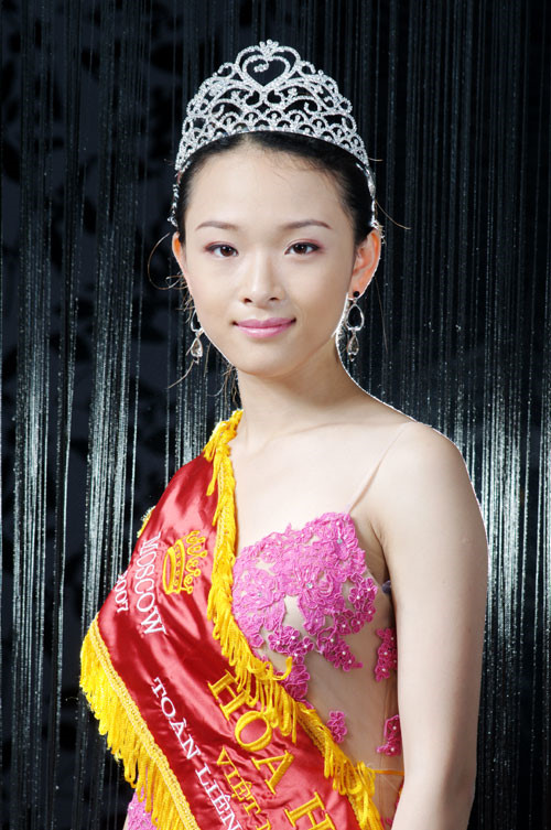 Trước khi phải ra tòa vì cáo buộc lừa đảo đại gia Cao Toàn Mỹ, Phương Nga đã từng giành ngôi Hoa hậu Người Việt tại Nga năm 2007. Khác với nhiều người đẹp sau khi đăng quang, cô tập trung vào việc học đại học
