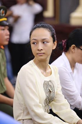 Hoa hậu Phương Nga vẫn giữ vẻ bình thản, tươi cười trong ngày xử hôm nay 27/6 (Ảnh: Pprz)