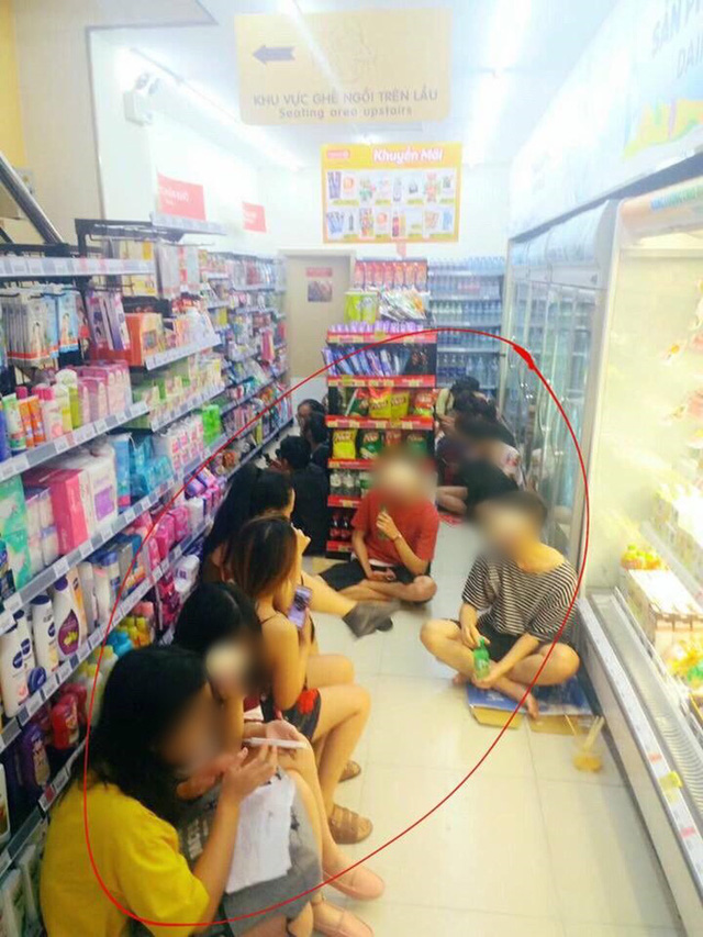 Nhóm bạn trẻ ngồi tràn ra cả lối đi. Ảnh: Facebook.