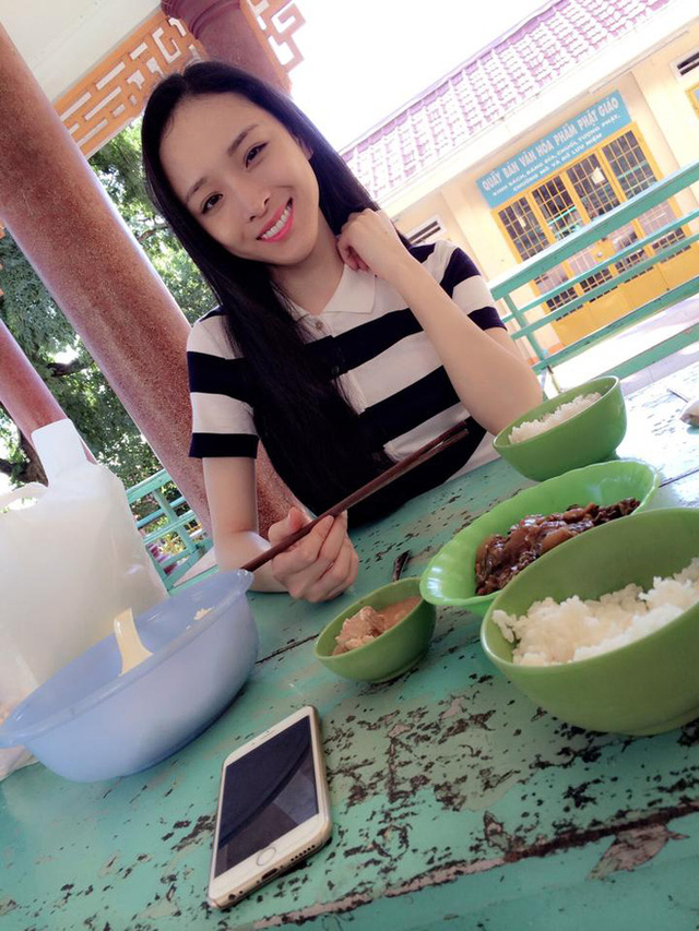 Ngoài đời thường, Phương Nga cũng khá giản dị, được nhiều người yêu mến.
