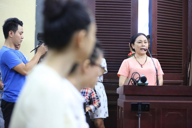 Bà Hồ Mai Phương (mẹ Phương Nga) - trả lời câu hỏi của luật sư