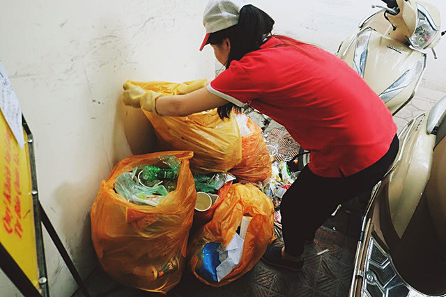 Việc phân loại đống rác thải này cũng mất khá nhiều thời gian.