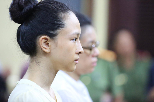 Phương Nga trả lời câu hỏi của luật sư bào chữa