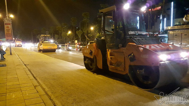Xe lu làm công đoạn cuối cùng, làm phẳng lại mặt đường vừa được đổ nhựa