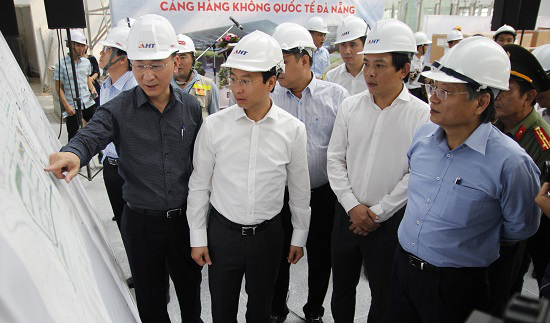 Bí thư Thành ủy Đà Nẵng Nguyễn Xuân Anh trong một lần đi kiểm tra tiến độ công trình