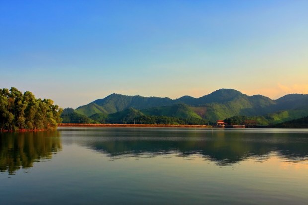 Hồ Núi Cốc là hồ nước ngọt nhân tạo, hình thành sau khi đập ngăn sông Công được xây dựng từ năm 1973 đến 1982 với mặt hồ rộng 25 km2, sâu 35 m. Hồ Núi Cốc được ví như Hạ Long thu nhỏ của tỉnh Thái Nguyên. Ảnh: Bình Nguyên