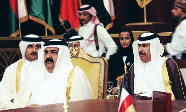Quốc vương Hamad và Thủ tướng Hamad bin Jassim bin Jaber Al Thani khi còn đương nhiệm.