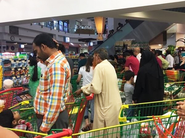 Người Qatar vội vã tích trữ thực phẩm, ồ ạt rút tiền khỏi ngân hàng - Ảnh 4. Người Qatar vội vã tích trữ thực phẩm, ồ ạt rút tiền khỏi ngân hàng - Ảnh 4.