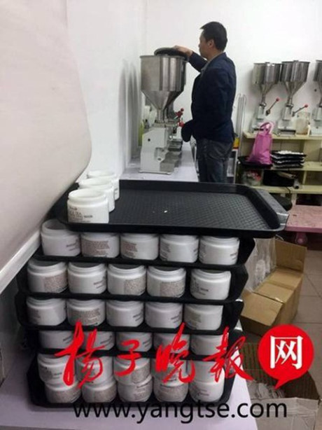 Các hộp mỹ phẩm để tại phòng sản xuất cho thấy vỏ ngoài là hộp thật nhưng chất lượng bên trong lại giả mạo.