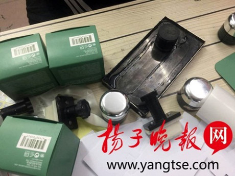 Các sản phẩm giả mạo chuẩn bị được dán tem.