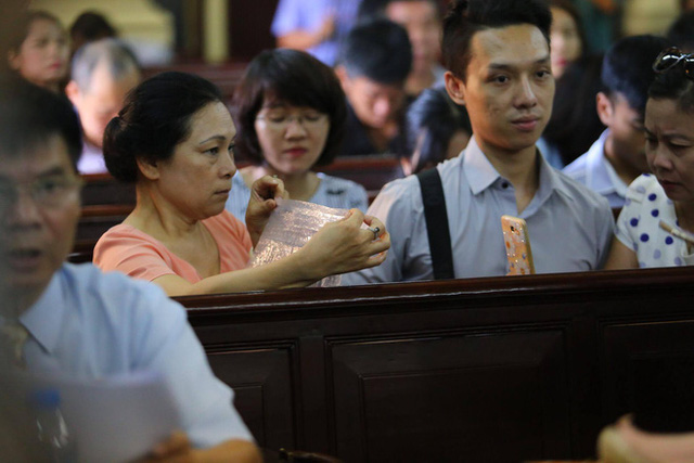 Bức thư viết bằng ni lông mà Thùy Dung viết đưa ra ngoài cho Lữ Minh Nghĩa. (Ảnh: Pprz)