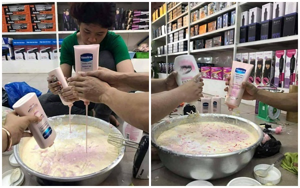 3 người phụ nữ cùng đổ các loại kem trộn lẫn với nhau để tạo ra sản phẩm.