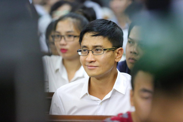 Ông Cao Toàn Mỹ ngồi phía dưới lắng nghe phần trả lời của các nhân chứng