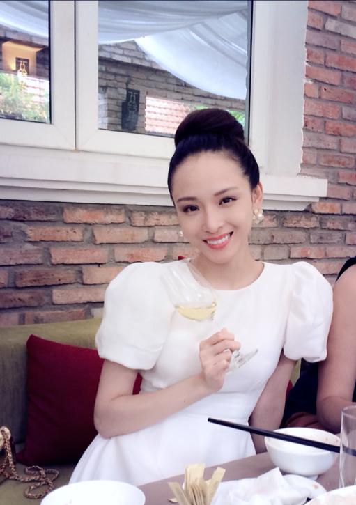 Không chỉ nổi tiếng là thông minh, xinh đẹp, sắc sảo, Phương Nga còn có niềm đam mê lớn dành cho âm nhạc. Cô từng viết lời một số ca khúc nổi tiếng, trong đó có Mong manh tình về và Có lẽ muộn màng, hợp tác cùng nhạc sĩ Đức Trí.