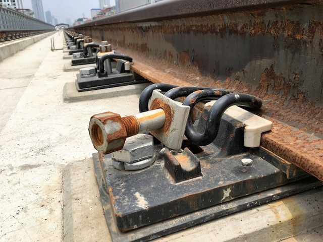 Cận cảnh những vết nứt tại dự án đường sắt trên cao Cát Linh - Hà Đông - Ảnh 9. Cận cảnh những vết nứt tại dự án đường sắt trên cao Cát Linh - Hà Đông - Ảnh 9.