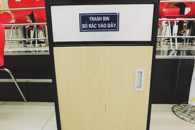 Dù biển chỉ dẫn và thùng rác lại cực gần.