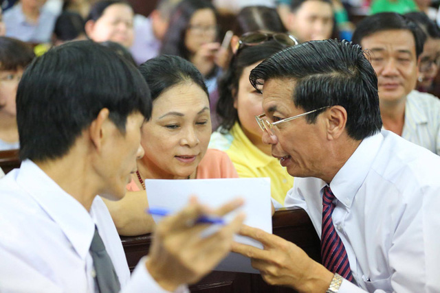 Mẹ Phương Nga trao đổi với luật sư bào chữa