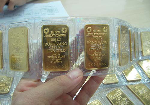 Mua vàng hay gửi tiết kiệm? - Ảnh 1. Mua vàng hay gửi tiết kiệm? - Ảnh 1.