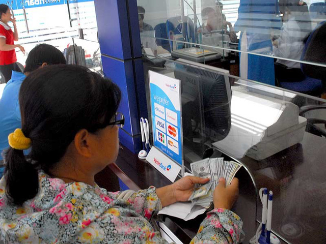 Giao dịch ngoại tệ tại ngân hàng. Ảnh: HTD