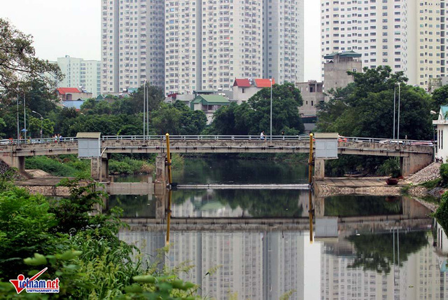 Khu đô thị mọc bên cạnh dòng sông chết