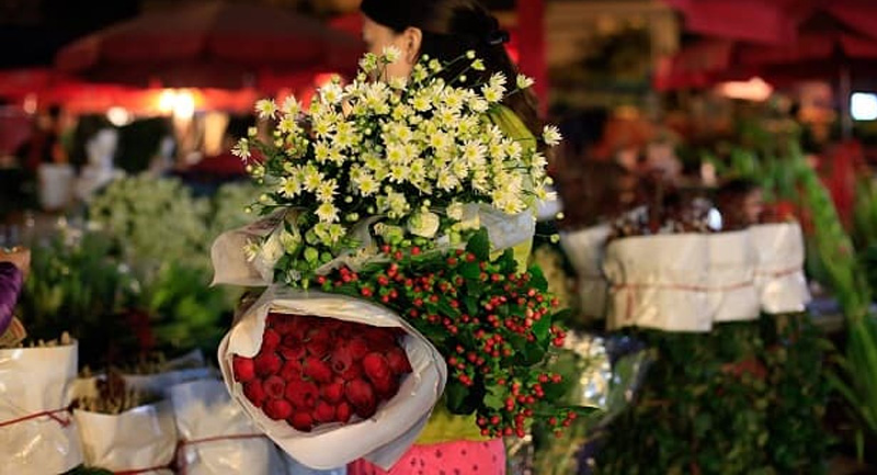Chợ hội tụ nhiều loài hoa đa dạng cả về kiểu dáng lẫn giá thành